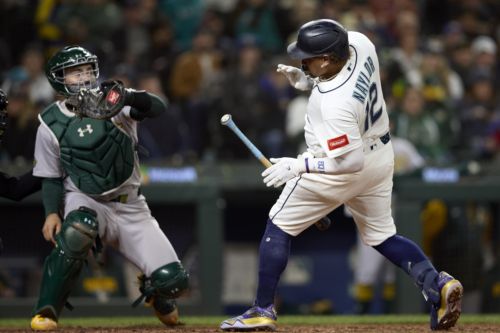 Mariners go down with a whimper, drop game and series to A’s