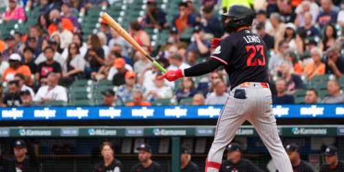 Lewis day to day after exiting with left shoulder soreness against Guardians