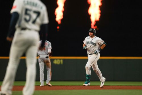 Mariners come to life, crush Reds 8-0