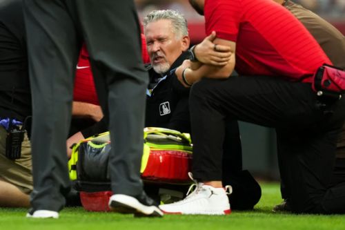 Umpire Manny Gonzalez leaves Reds vs. Padres game with 'heat illness'