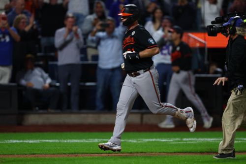 Alonso’s 300th homer, Mayo’s inside-the-parker lead wild O’s win in extras