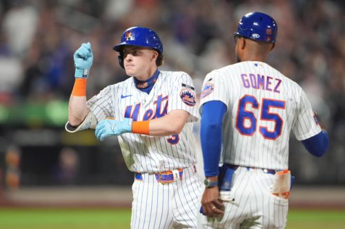 Mets score four runs to win, snap losing streak