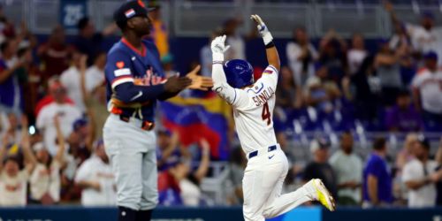 Subbing in for Chourio, Sanoja smacks go-ahead HR for Venezuela -- in his home ballpark!