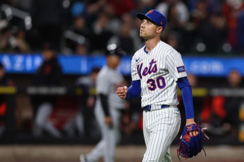 Mets hold on with help from Weaver to win 6-3