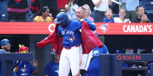 Blue Jays maintain standing in Wild Card behind back-to-back-to-back homers