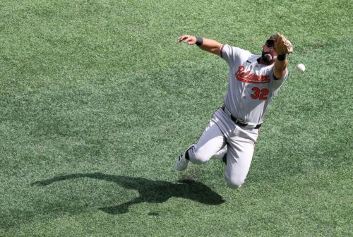 Blue Jays stomp Orioles 8-1 to win series