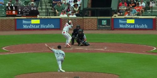 Pirates trade Draft pick to White Sox in deal for infield, bullpen help