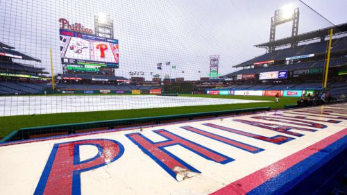 SF Giants-Phillies April 30 Rain Delay: Heavy rain briefly stops play in the sixth inning