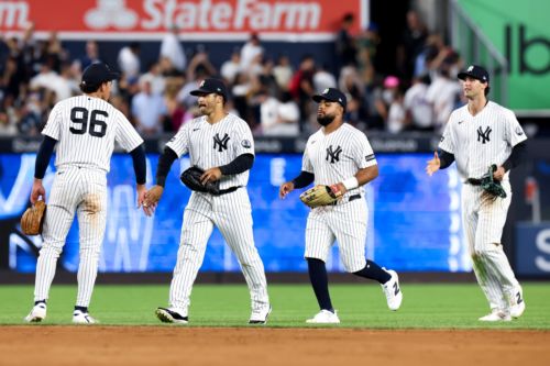Yankees’ offense finally breaks through, clubs Mariners to win series