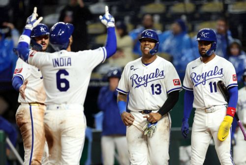 Royals split doubleheader with six-run sixth in the nightcap