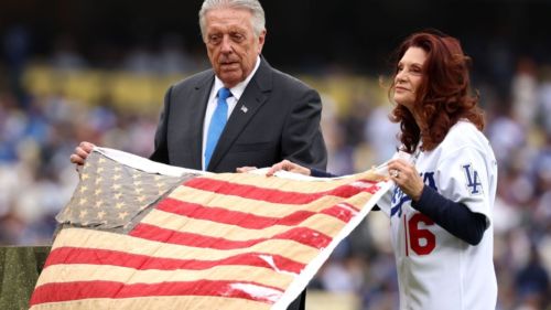 Dodgers honor Monday's dramatic 1976 flag rescue