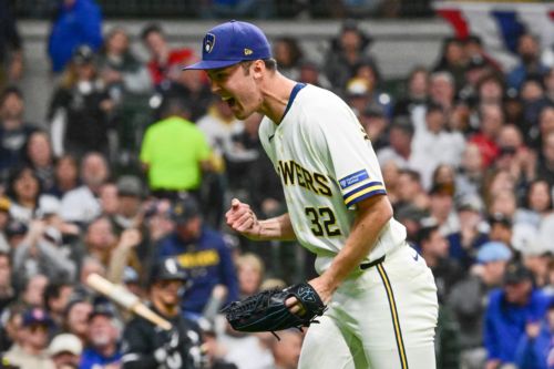 Brewers steamroll White Sox in 14-2 Opening Day victory