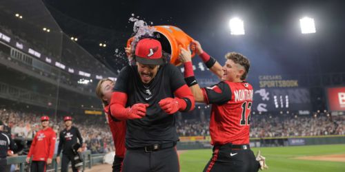 Vargas' 1st career walk-off HR sends packed Rate Field into euphoria