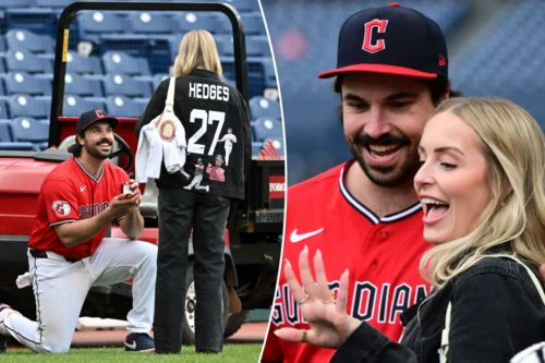 Guardians catcher Austin Hedges proposes to girlfriend on field after win