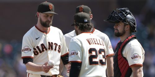 'Sloppy' Giants let game slip away in rough sixth inning