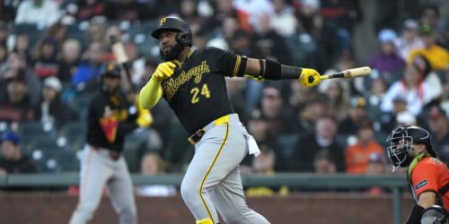 Ozuna sets next goal after joining 300-HR club: 'Let's go to 400'