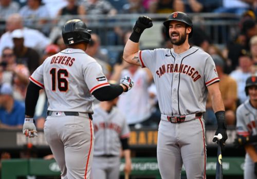 Giants play solid and sound baseball, beat Pirates