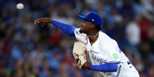 Eighth-inning rally provides support for Soriano's stellar home debut