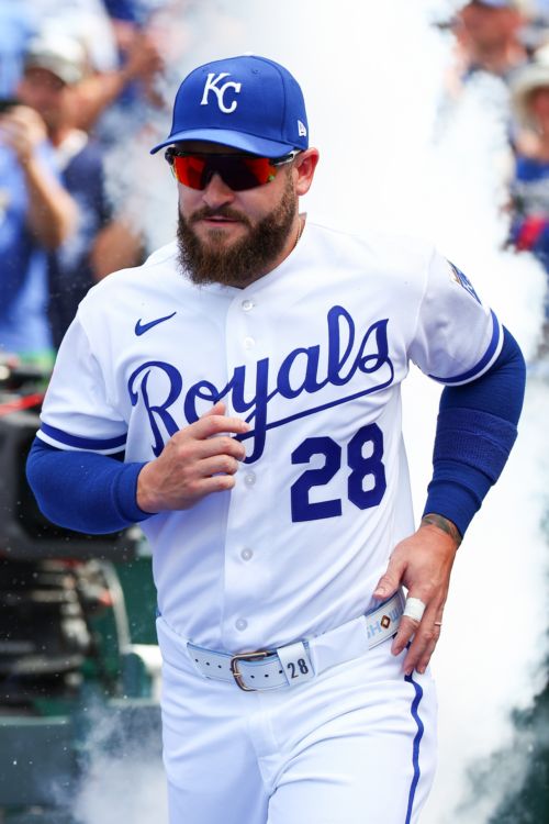 Royal bats shine on a dreary night, beat Minnesota 13-9