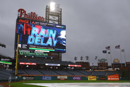 Giants vs. Phillies enters rain delay