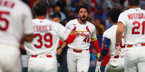 Down 2 runs in the 10th, Cards storm back on Herrera's walk-off