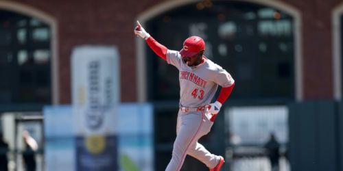 Rodríguez's 2-HR cameo from leadoff spot sparks Reds' historic rally