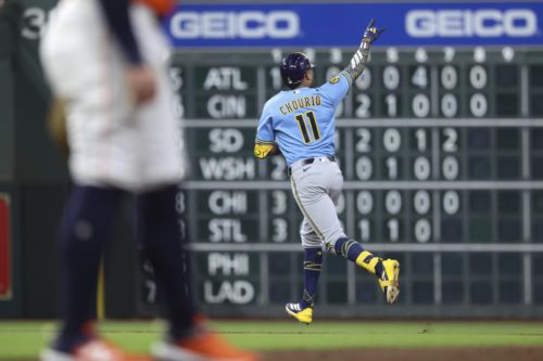 Brewers pick up gritty 5-4 comeback win over Astros in 10