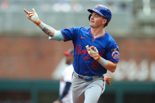 Mets almost blow a big lead but hold on to win