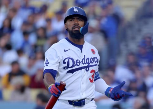 Teoscar Hernández leaves game with left hamstring strain