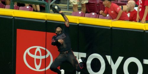 Myers fears no wall! Reds' CF robs another Brewers hitter with incredible catch