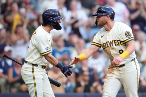 Brewers ride four-run fourth inning to 7-2 win over Reds