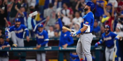 'Just electric': Cora weighs in on Abreu's Classic homer, bat flip