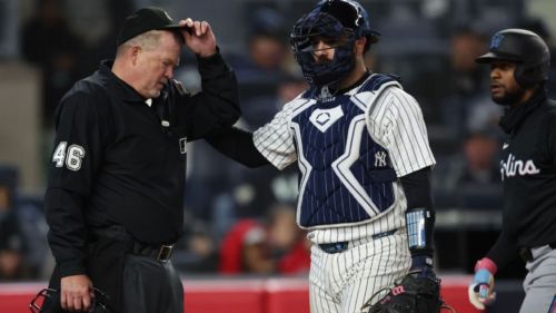 Ump leaves Marlins-Yanks after foul ball off mask