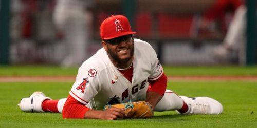 Lead slips away from Halos after Ureña's strong start upended by liner off knee