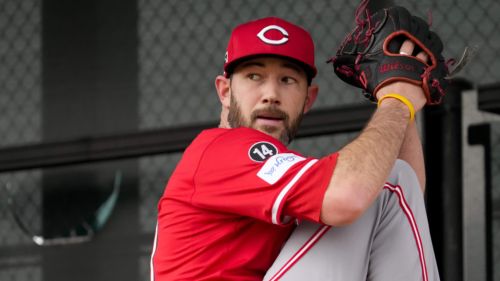 Nationals sign ex-Reds reliever to minor league deal after series of injuries