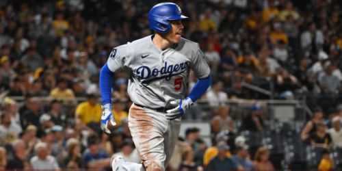 Freeman becomes the only active player with 2,500 hits