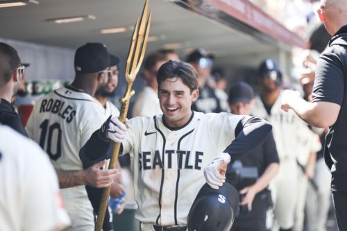 Mariners carve out niche, win 6-3 over Giants