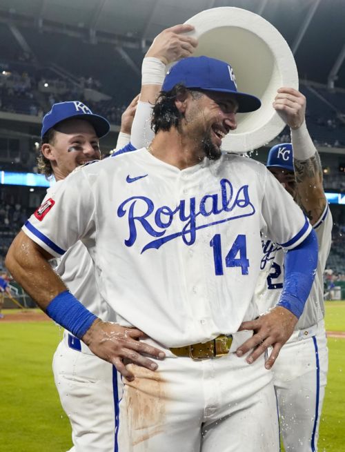 Royals bring the fun in 6-2 win over Guardians