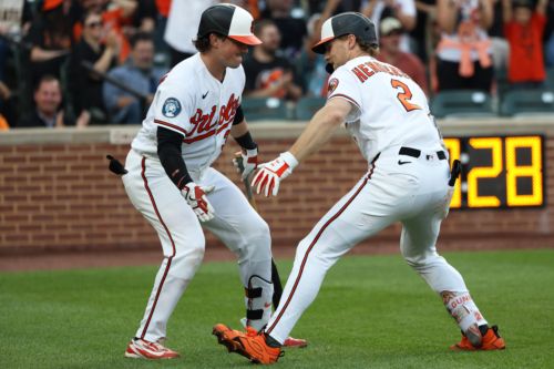 Orioles break out the brooms with 11-2 win over Rays