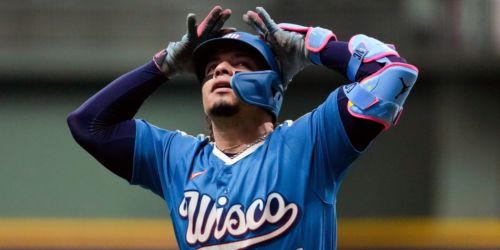 Contreras' HR helps Crew keep regular-season hold on WS champs