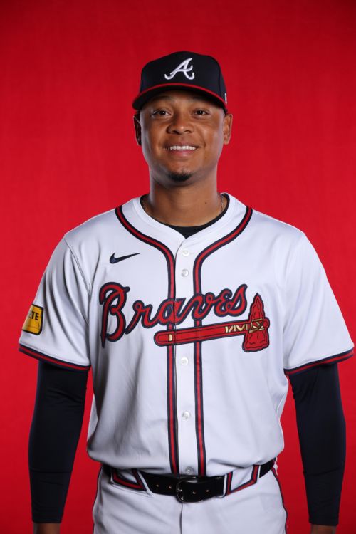 Braves select Elieser Hernández, option Connor Thomas