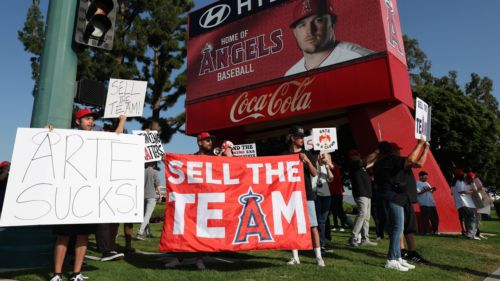 Angels fans made sure Arte Moreno heard them one final time before leaving