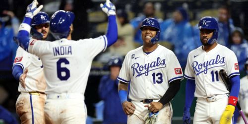 Through fog, rain, Royals lineup delivers thump against Twins