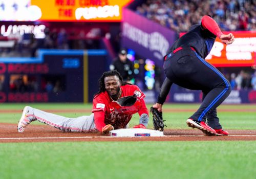 Elly De La Cruz joins 30-30 club as Reds blow big lead late and lose