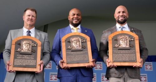 Carlos Beltrán quotes Bad Bunny as he thanks parents during Hall of Fame induction