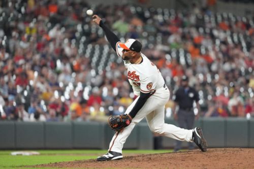 Orioles Select Albert Suarez