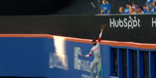 Hill stuns teammates with jaw-dropping home run robbery