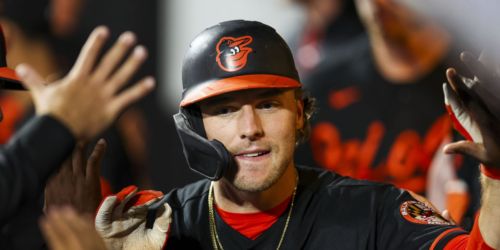 Henderson's 8th-inning blast keeps O's October hopes alive