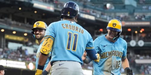 Brewers get back to what they do best, hammer Giants