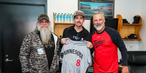 'He's a superhero': Twins hold emotional meeting with injured U.S. soldier